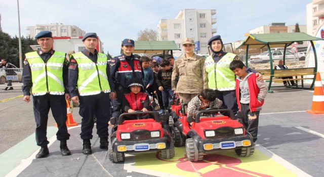 Jandarma trafik eğitim tırında çocuklar eğlenerek öğrendi