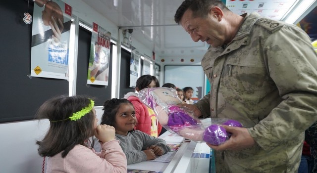 Jandarmadan depremzede çocuklara trafik eğitimi