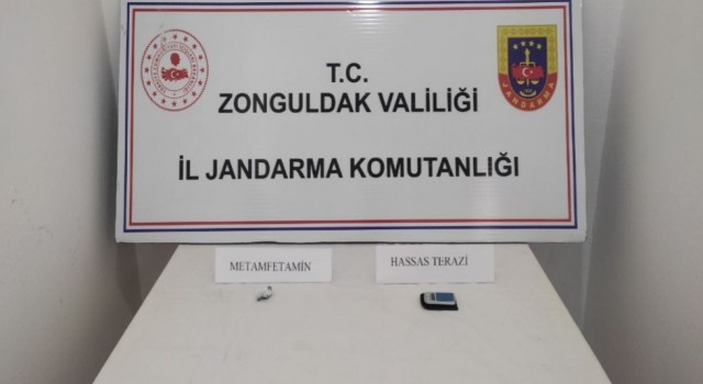 Jandarmanın durdurduğu şüphelilerden uyuşturucu çıktı
