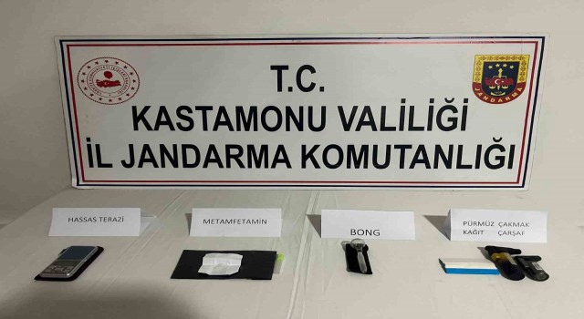 Jandarmanın yol kontrolü sırasında uyuşturucuyla yakalanan 4 kişi gözaltına alındı