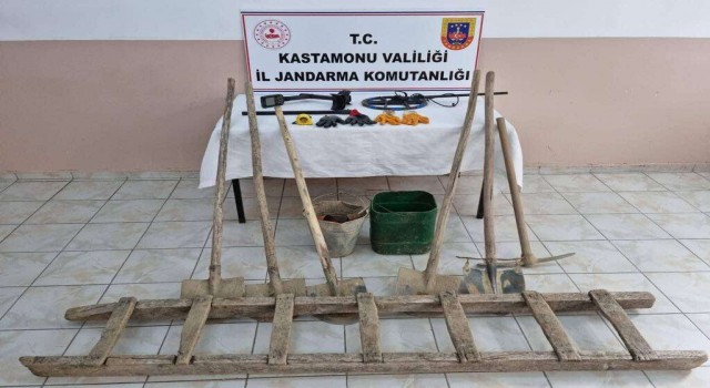 Kaçak kazı yapan definecilere suçüstü: 3 gözaltı