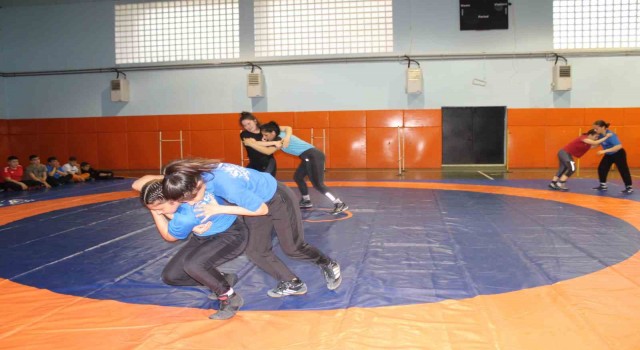 Kadın güreşçilerin hedefi Avrupada Türk bayrağını dalgalandırmak