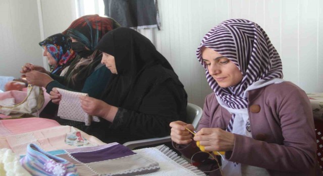 Kadınlar, depremin izlerini üreterek siliyor