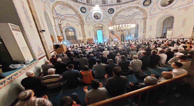 Kadir Gecesinde camiler doldu taştı