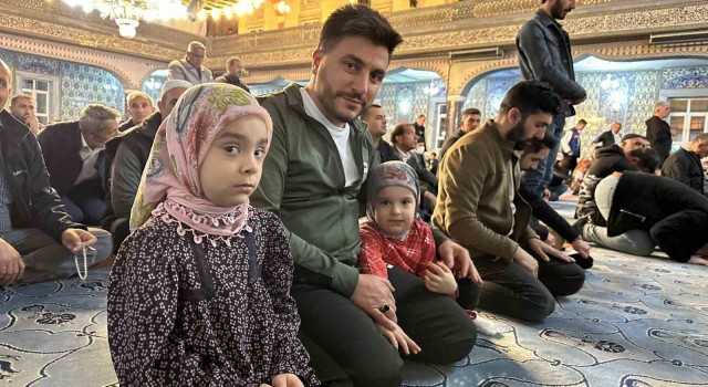 Kadir Gecesinde vatandaşlar camilere akın etti