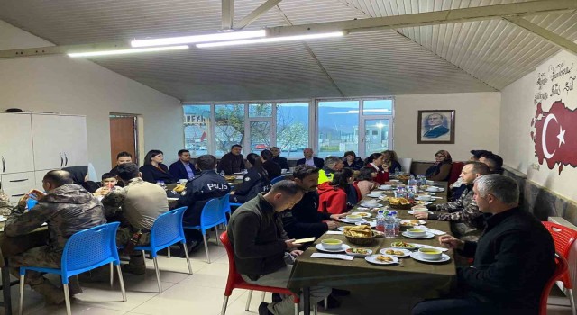 Kağızmanda polis ve depremzede aileler iftarda buluştu