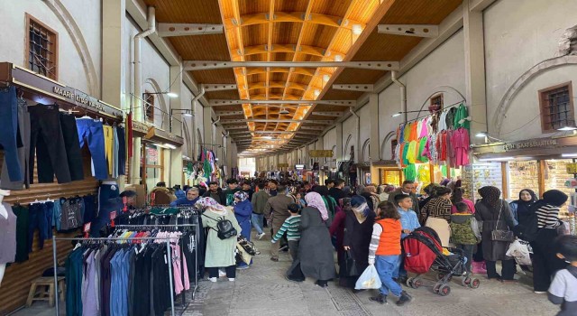 Kahramanmaraşta deprem sonrası ilk bayram hazırlıkları sürüyor