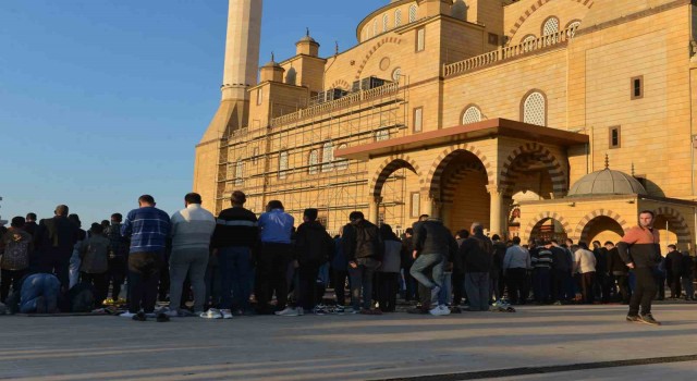 Kahramanmaraşta deprem sonrası ilk bayram namazı