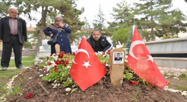 Kahramanmaraşta şehit olan evlatlarının mezarı başında bayramı karşıladılar