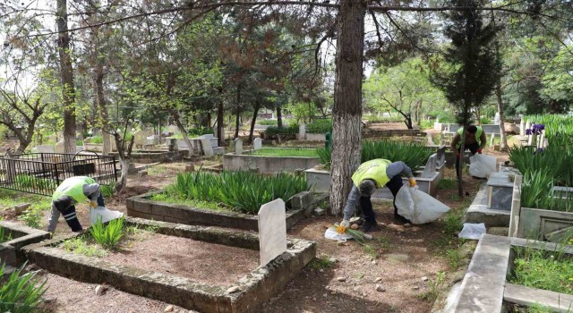 Kahtada bayram öncesinde mezarlar temizlendi
