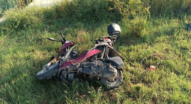Kaldırıma çıkan otomobil ters yönden gelen motosikletle çarpıştı