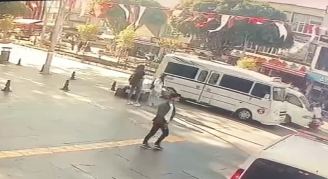 Kaldırımdan yola çıkan motosikletli, alkollü sürücüye çarptı