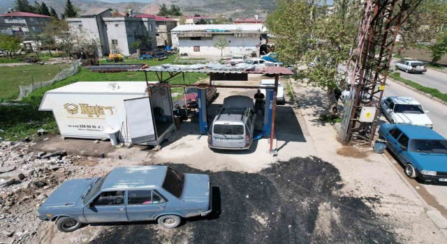 Kamyonet kasasını iş yeri yaptı