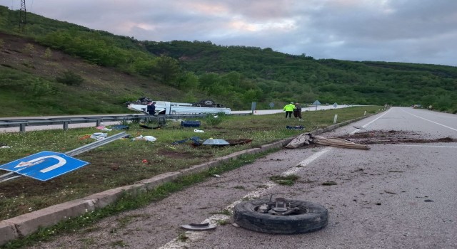 Kamyonet takla atıp ters döndü: 1i ağır 3 yaralı