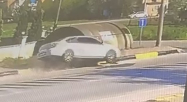 Kamyonete çarpmamak için manevra yaptı, duvara çarptı