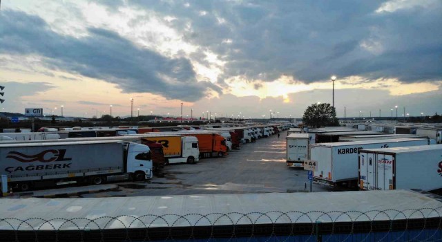 Kapıkulede Avrupaya gidecek tır sürücüleri, bayramı ailelerinden uzakta geçiriyor