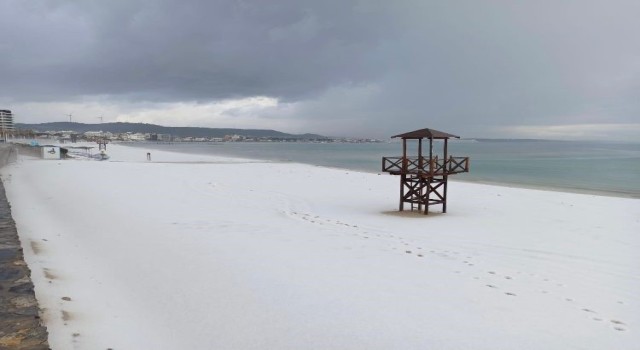 Kar yağmadı ama Çeşme beyaza büründü