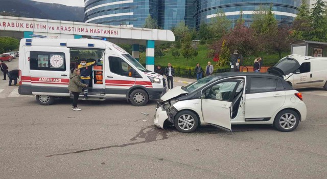 Karabükte iki otomobil çarpıştı: 2 yaralı