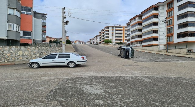 Karabükte meydana gelen kazada otomobil yan yattı