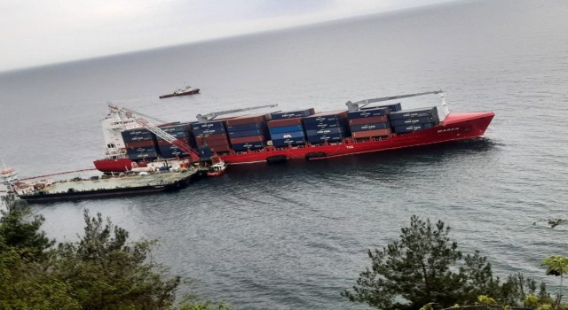 Karadenizde karaya oturan gemide yük tahliye çalışması başlatıldı