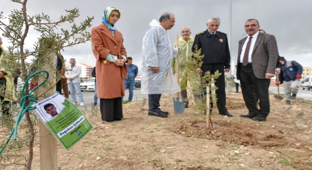 Karamanda depremde ölen üniversite öğrencilerin anısına fidan dikildi