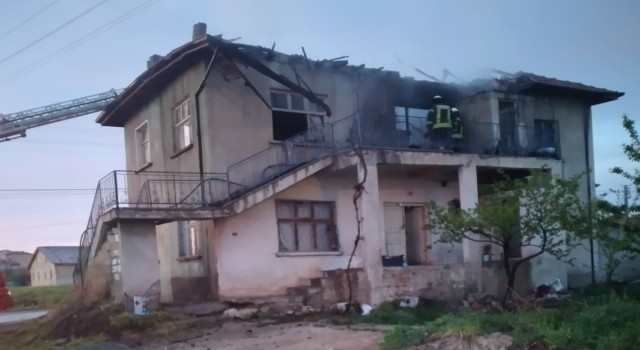 Karamanda ev yangını korkuttu