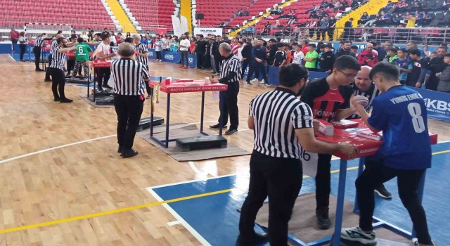 Karamanda okul sporları yıldızlar bilek güreşi grup müsabakaları başladı