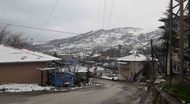 Karamanın yüksek kesimleri yağan karla beyaza bürüdü