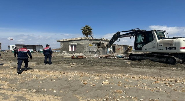 Karataşta kıyı şeridine kaçak inşa edilen barakalar yıkıldı