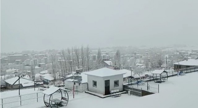 Karlıova beyaza büründü