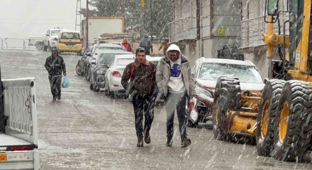 Kars Nisanda kışı yaşıyor