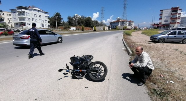 Karşı şeride geçen otomobilin çarptığı motosiklette ölümden döndüler: 2 yaralı