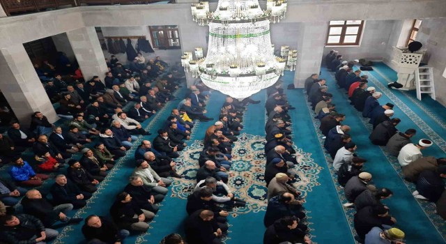 Karsta bayram namazında camiler doldu taştı
