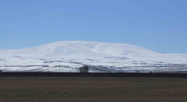 Karsta dağlar beyaz örtüyle kaplandı