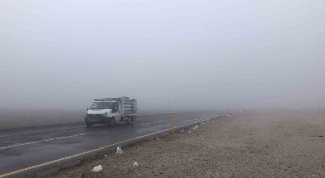 Karsta kar yağışı ve sis ulaşımı olumsuz etkiliyor