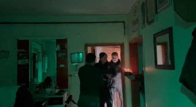 Karsta polisi kavga var diye çağırıp pasta kestiler