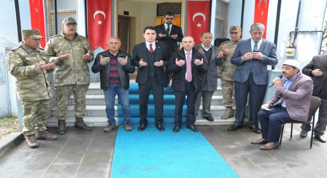 Karsta protokolden şehitliğe bayram ziyareti
