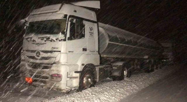 Karsta tırlar tipi nedeniyle yolda mahsur kaldı