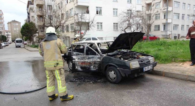 Kartalda park halindeki araç alevlere teslim oldu
