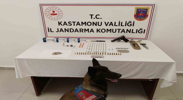 Kastamonuda 176 adet sentetik ecza hapı ele geçirildi: 2 gözaltına alındı