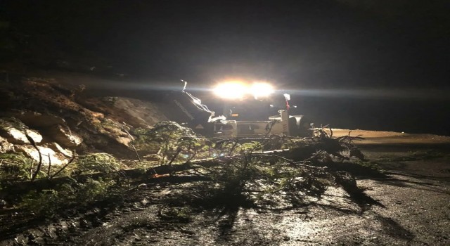 Kastamonuda heyelan sebebiyle kapanan köy yolu ulaşıma açıldı