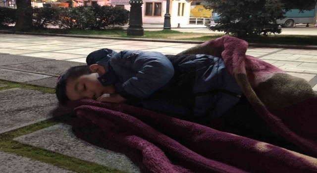 Kastamonuda vatandaşlar deprem paniğiyle geceyi sokakta geçiriyor