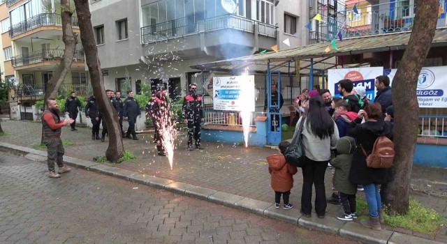 Kavga ihbarına giden polisler, özel çocukların sürpriziyle karşılaştı