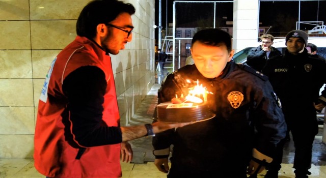 ‘Kavga var diye çağrılan polislere pasta sürprizi