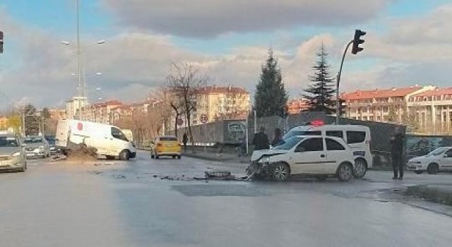Kavşakta kaza yapan araçlarda büyük maddi hasar oluştu