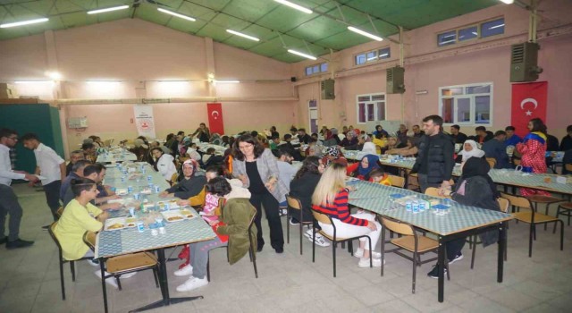 Kaymakam Arıkan depremzedeleri iftarda ağırladı