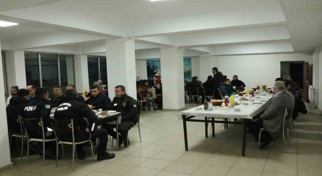 Kaymakam Özçelik, polislerle iftar yaptı