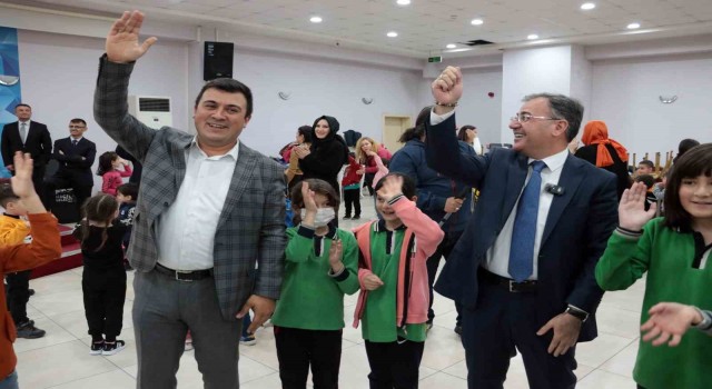 Kaymakam ve belediye başkanı çocuklarla oyun oynadı, ortaya renkli görüntüler çıktı