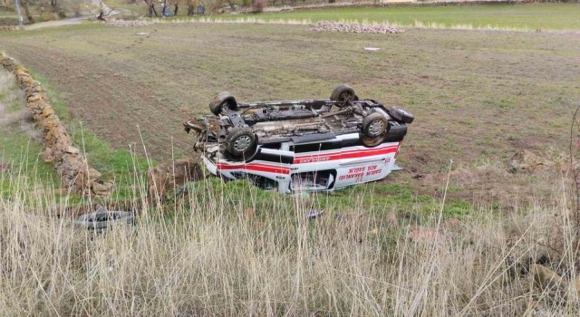 Kayseride ambulans takla attı: 3 yaralı
