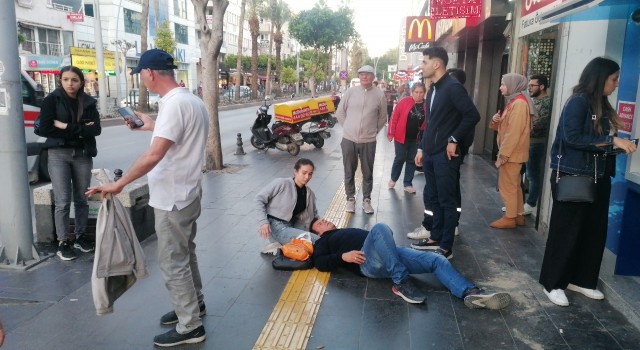 Kazada yaralanan adamı acı içerisinde gören genç kız, bir an olsun başından ayrılmadı